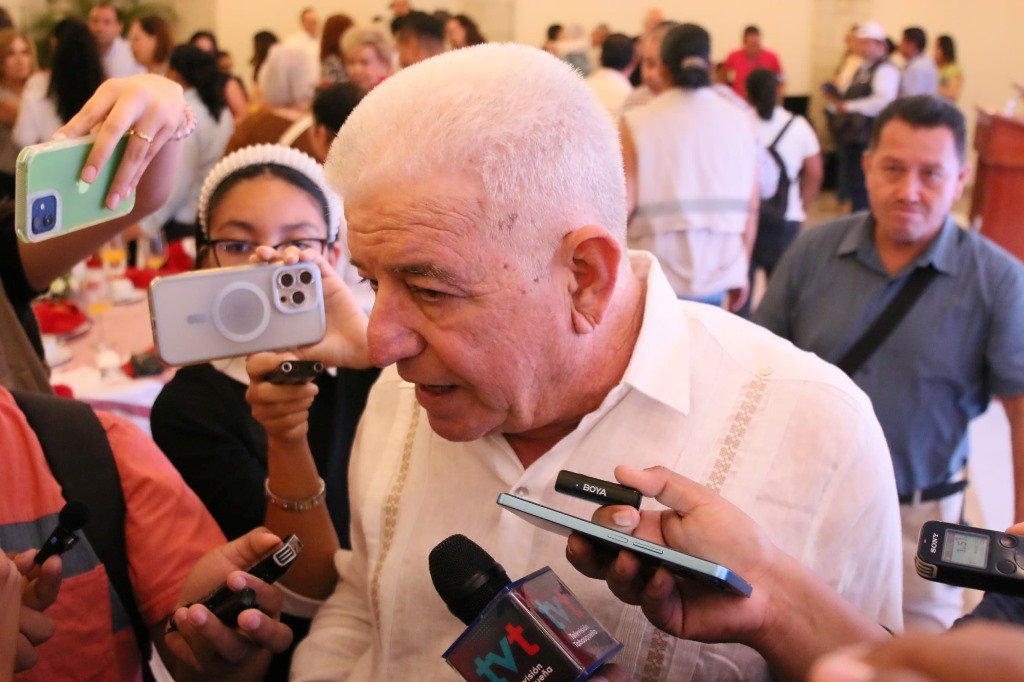 Mantiene gobierno atención a familias de víctimas del accidente en Escárcega