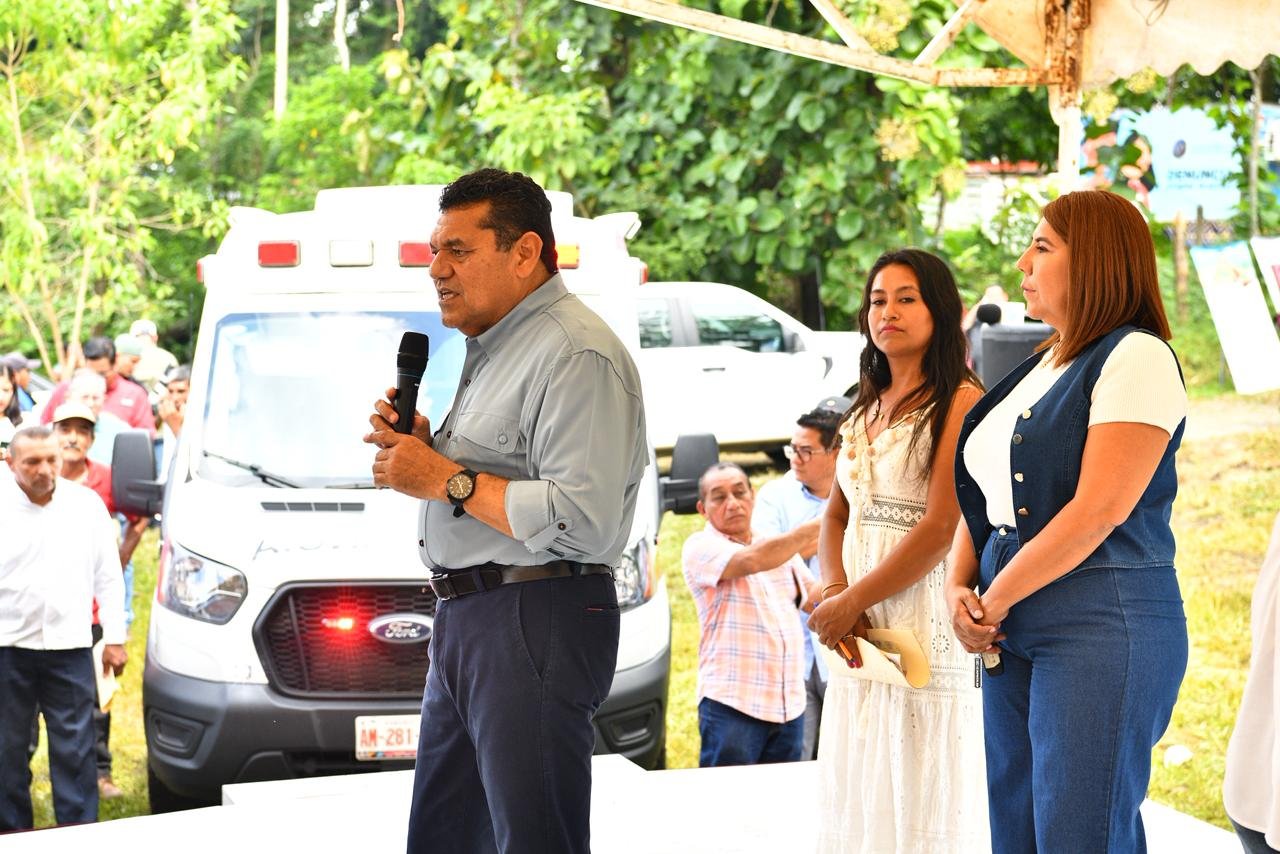 El Gobierno de Tabasco entregó una ambulancia totalmente equipada para atender emergencias en zonas rurales de difícil acceso en Huimanguillo, reduciendo tiempos de traslado y mejorando la atención médica.