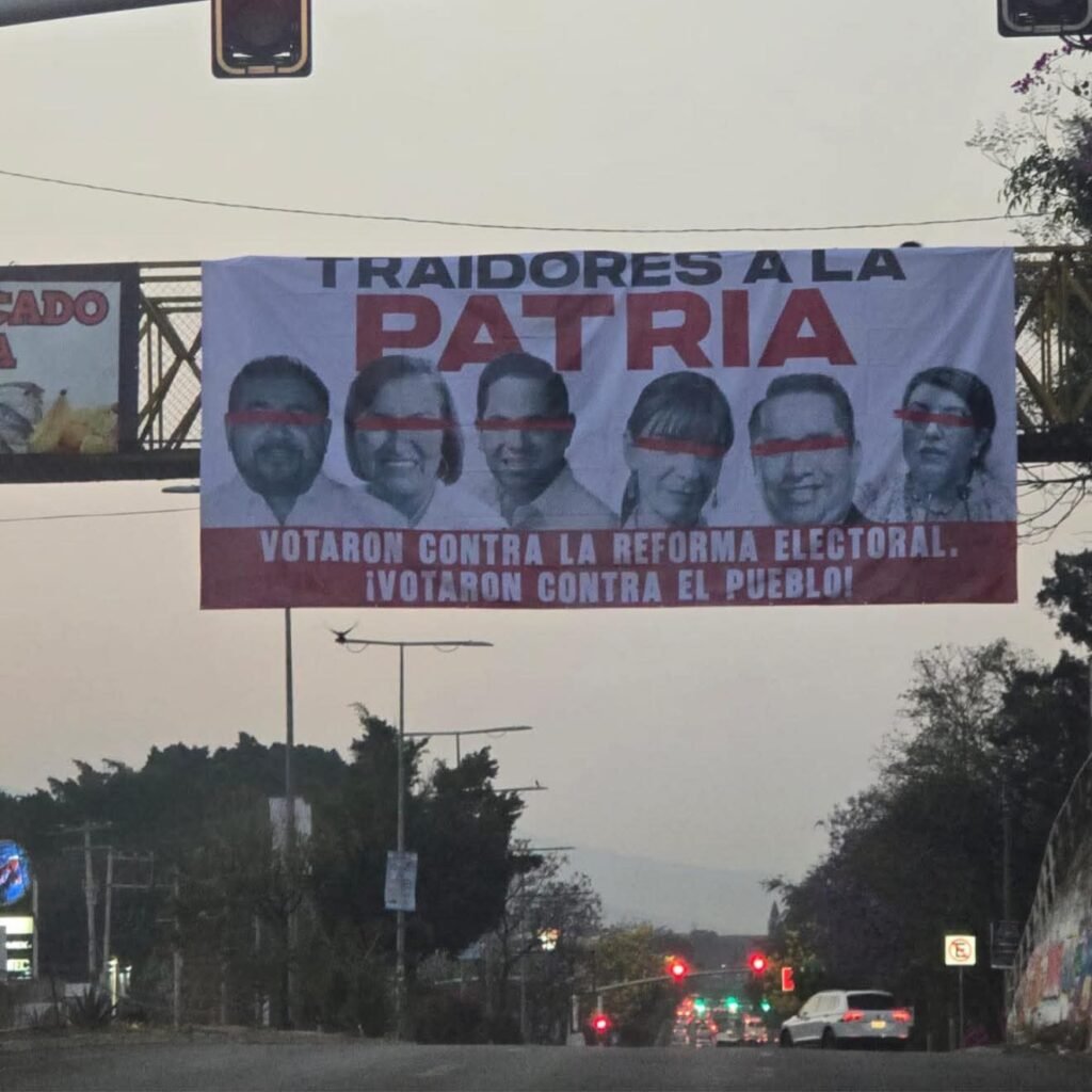 Lonas contra diputados del PT desatan denuncia en Oaxaca