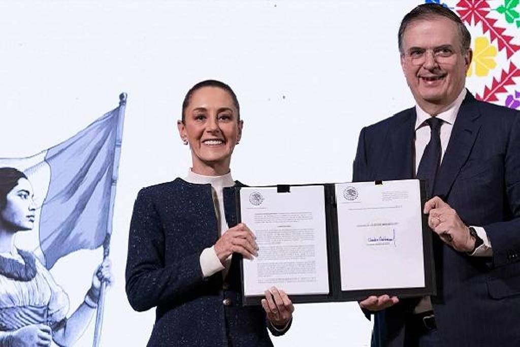 Sheinbaum firma decreto para proteger industria textil mexicana