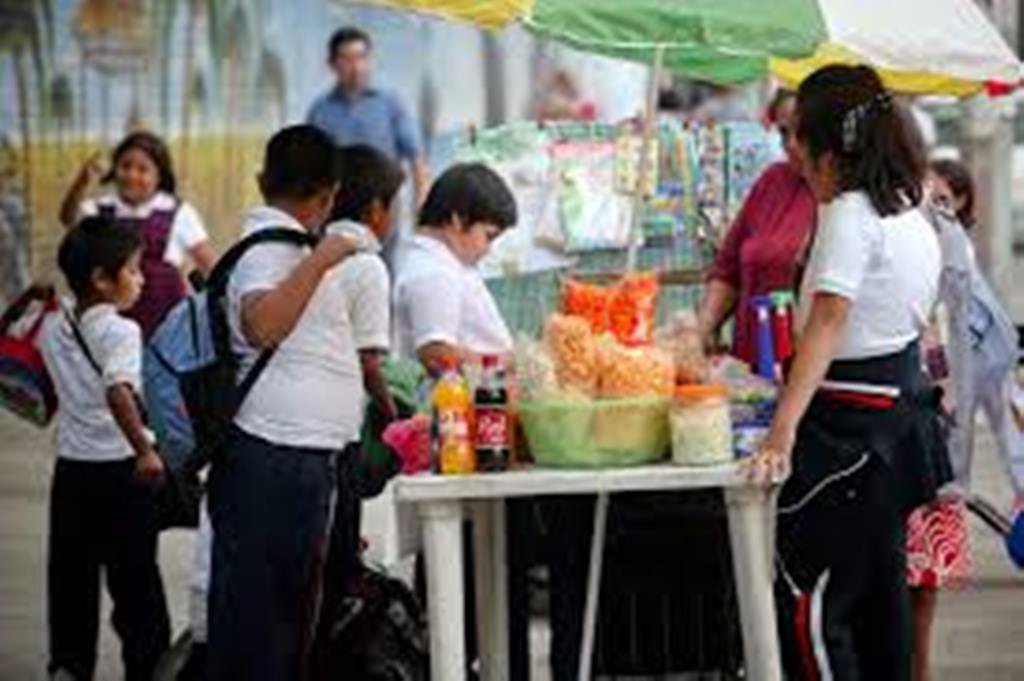 México declara la guerra a la comida chatarra en escuelas