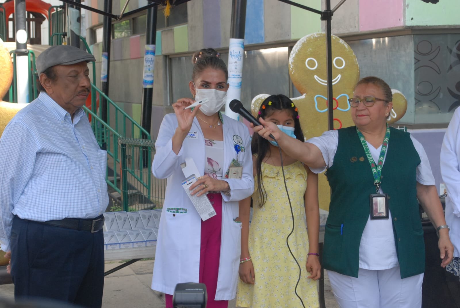 Fundación del Mago Chong?Tall entrega 1,397 termómetros a niños con cáncer