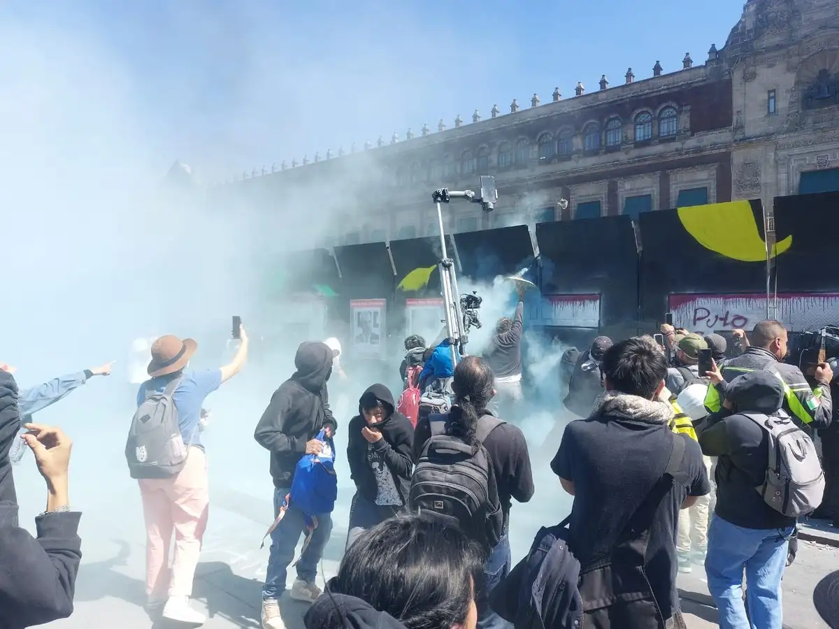 Violencia en el Zócalo: encapuchados derriban vallas y atacan la SCJN
