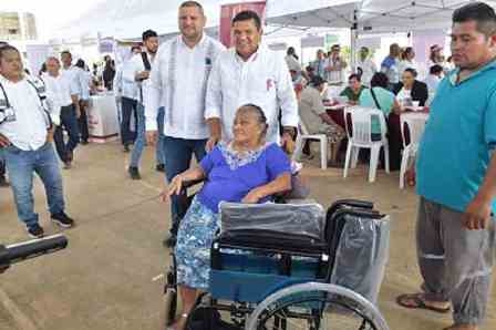 En las Jornadas de Atención al Pueblo, lo que más pide la gente son sillas de rueda y lentes: DIF