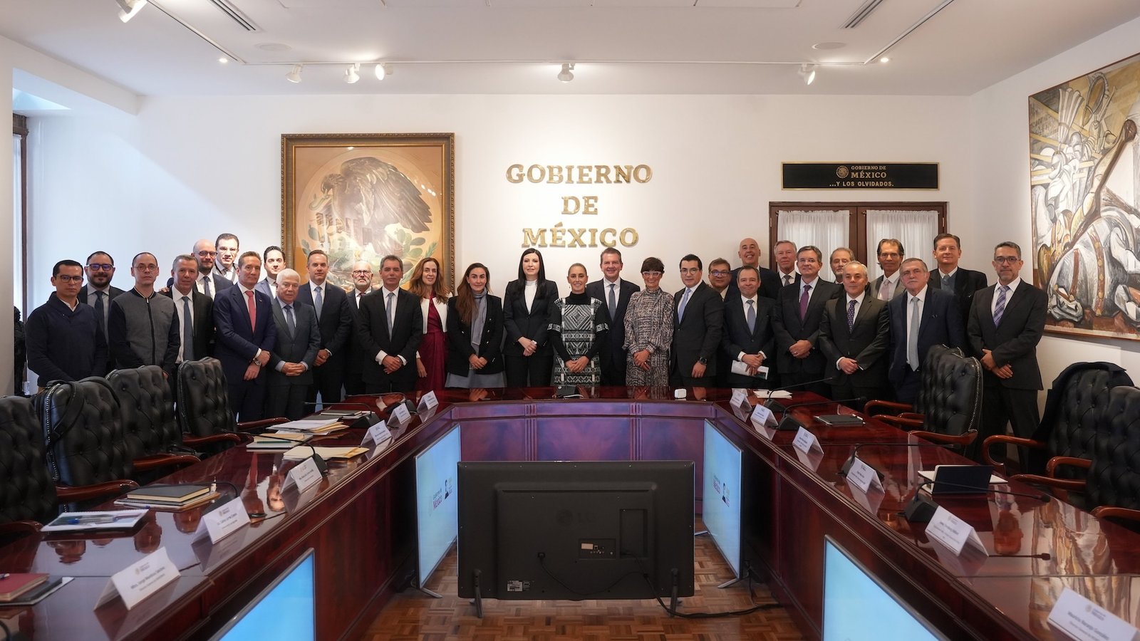 Sheinbaum dialoga con Banxico y banqueros