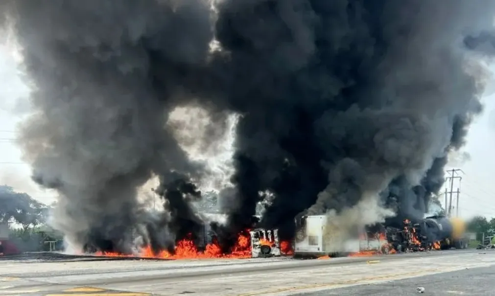 Explota pipa y cierra vía Cárdenas-Coatzacoalcos