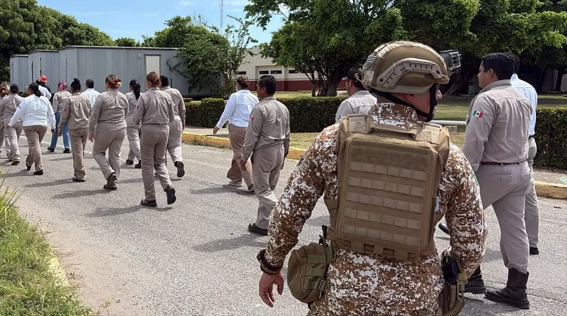 Pemex simula evacuación en Dos Bocas ante hipótesis de huracán categoría 3