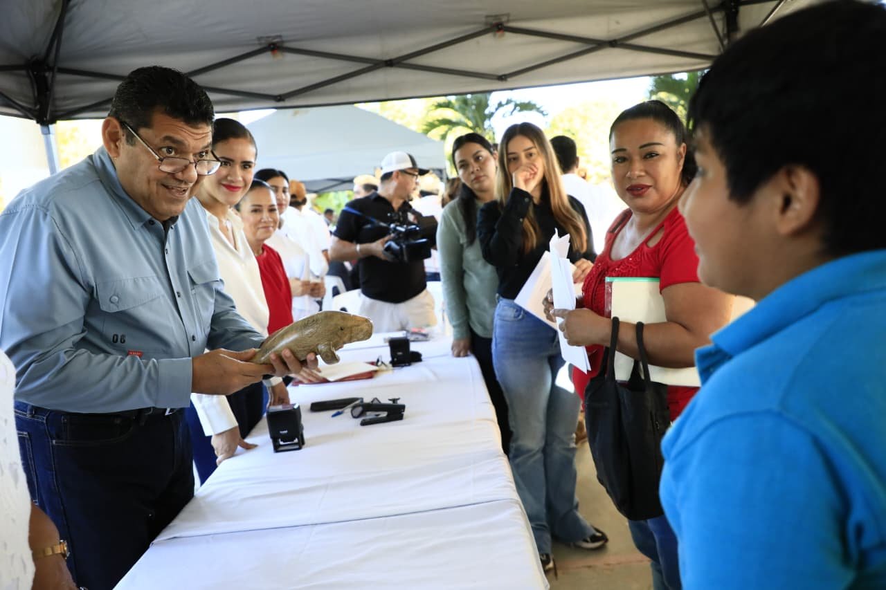 Niño jonuteco agradece con arte a Javier May