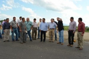 Abren la carretera Jalapa-Tacotalpa; Luis Deyá, Héctor López y Ulises Solís ponen en marcha la reapertura de este camino