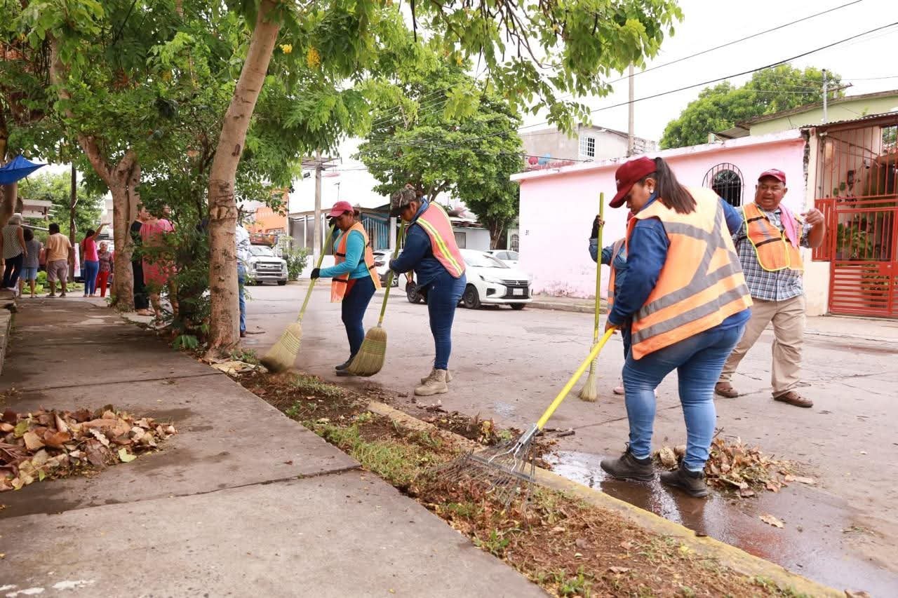 Mejoran infraestructura urbana en Nueva Pensiones con brigadas municipales