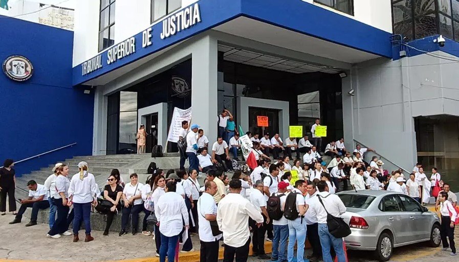 Empleados del Poder Judicial de Tabasco exigen aumento y homologación salarial