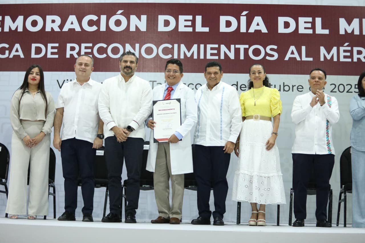 Entrega Javier May reconocimientos y Medalla al Mérito Médico