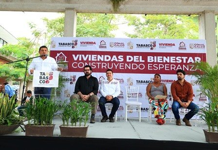 Lleva May justicia social a familias de Comalcalco