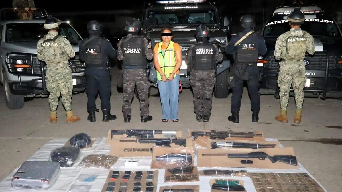 Detienen a mujer con lanzagranadas, armas largas y drogas en ranchería de Centro