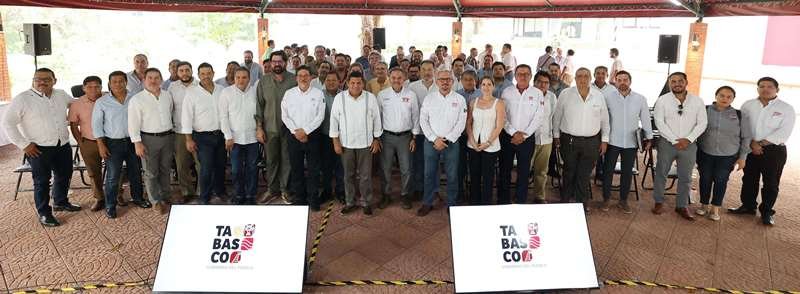 En reunión con constructores y promotores inmobiliarios del estado, el ejecutivo del estado, Javier Mar y el director del organismo, Octavio Romero, invitan al empresariado tabasqueño a participar en el Programa de Vivienda.