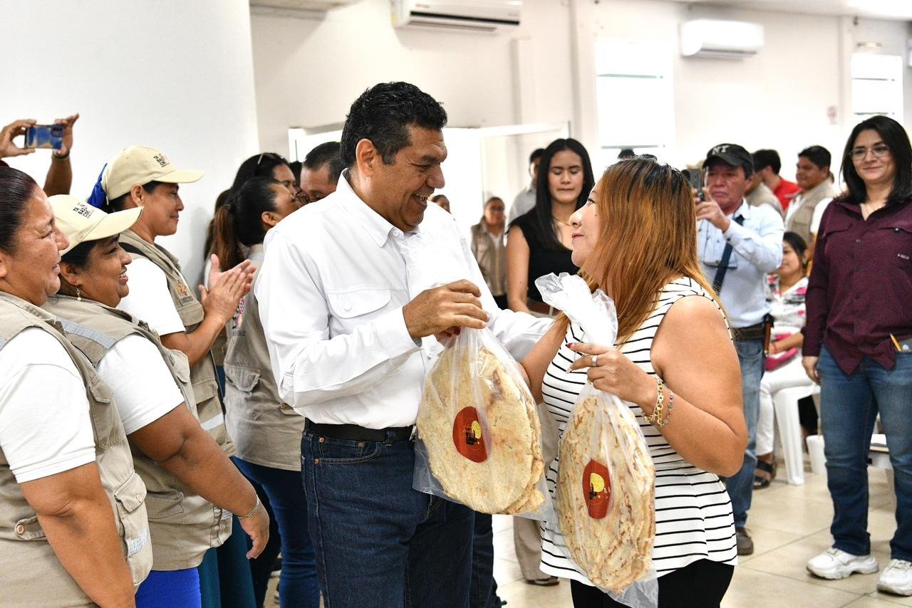 Gobernador de Tabasco entrega 1,200 apoyos a mujeres emprendedoras