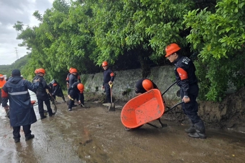 Frente frío 4 y ‘Nadine’ provocan socavones e inundaciones en Veracruz