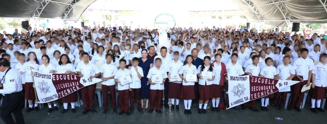 Entregan 7,571 tabletas a alumnos de Cárdenas y Cunduacán