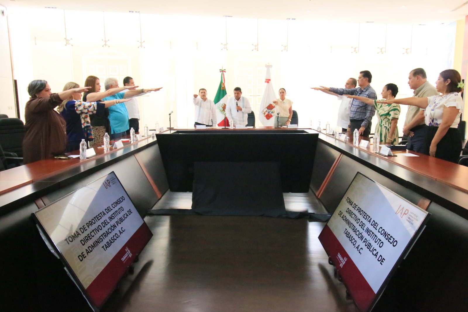 Toma protesta Gobernador a nuevo Consejo Directivo del IAP 