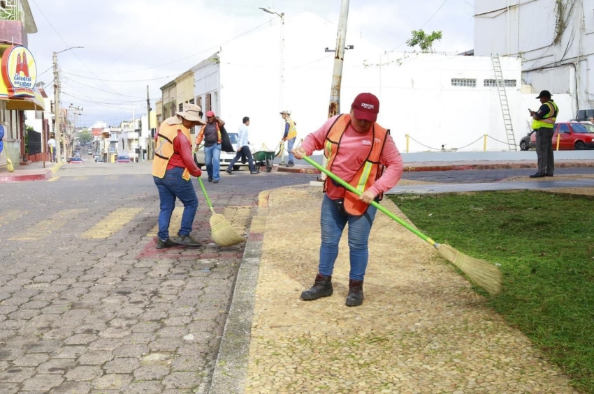 Participan colonos en Jornada Integral de Limpieza en calles del centro de Villahermosa