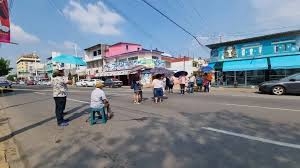 Por colapso de drenaje vecinos bloquean la avenida Javier Mina 