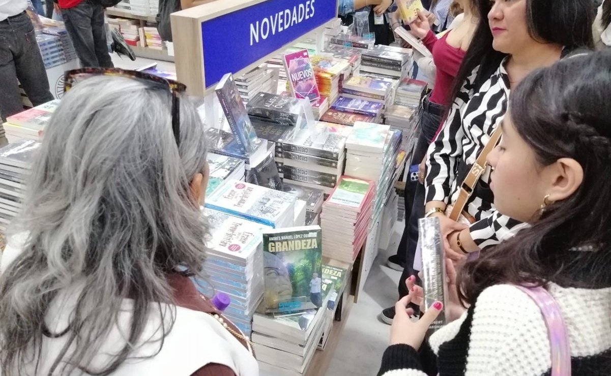 El Nuevo Libro de AMLO, "Grandeza", arrasa en la FIL de Guadalajara