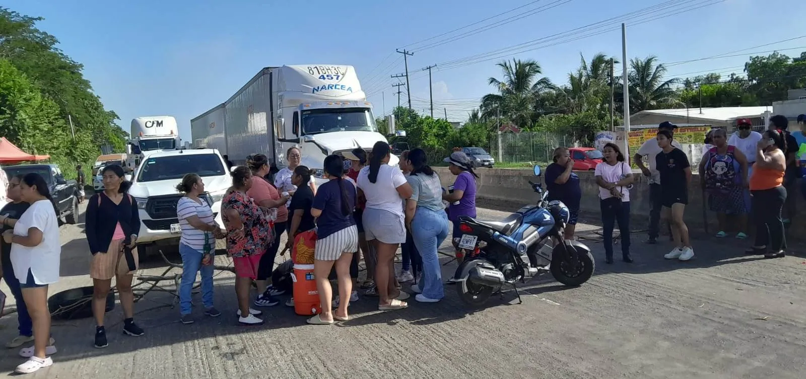 Bloquean la Villahermosa-Frontera por falta de agua