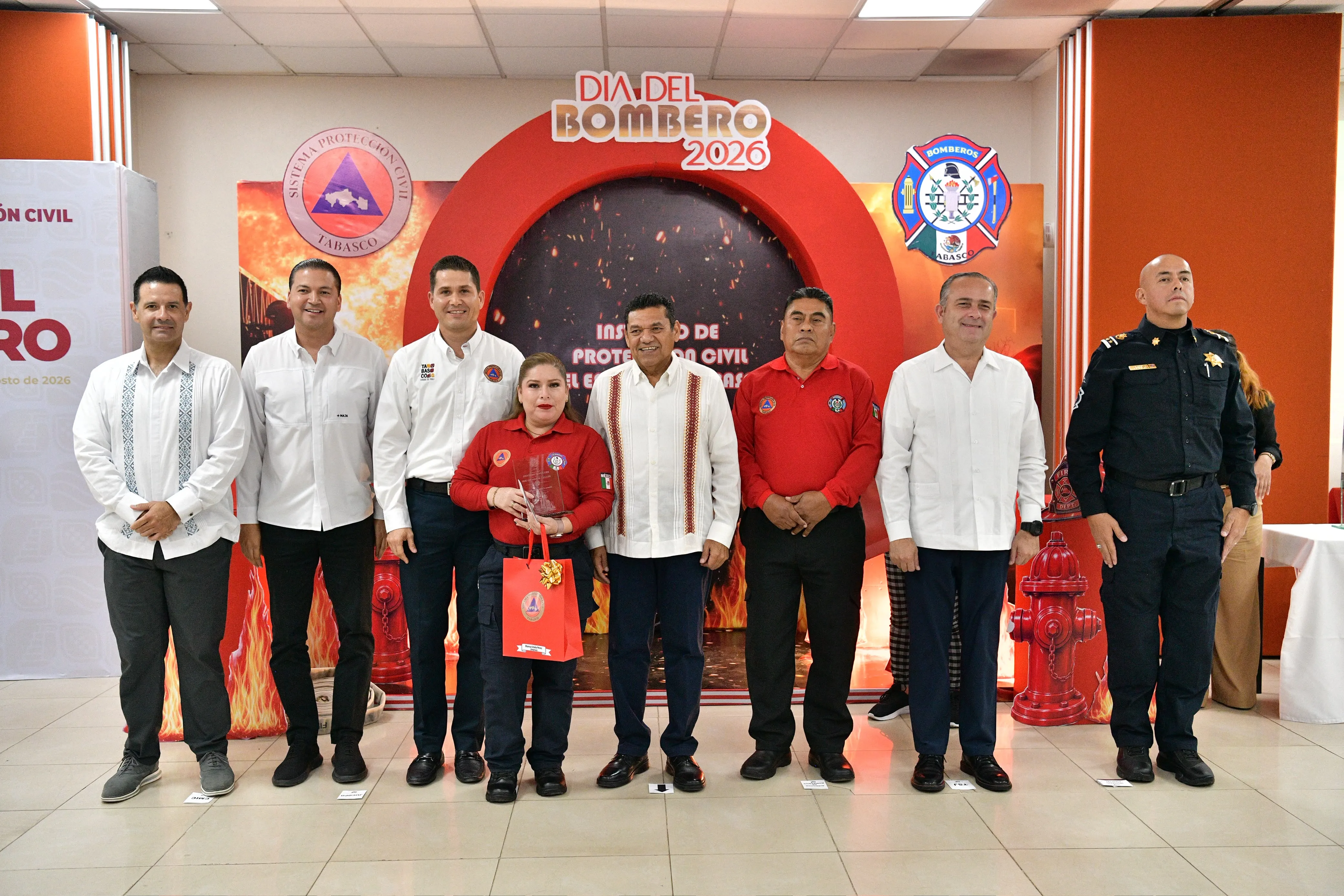Javier May reconoce a bomberos tabasqueños en su día