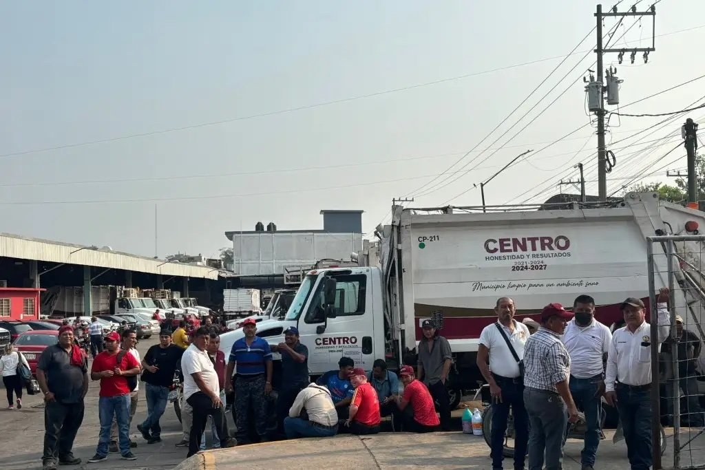 Protestan trabajadores de limpia en Centro por fallas mecánicas y bajos salarios