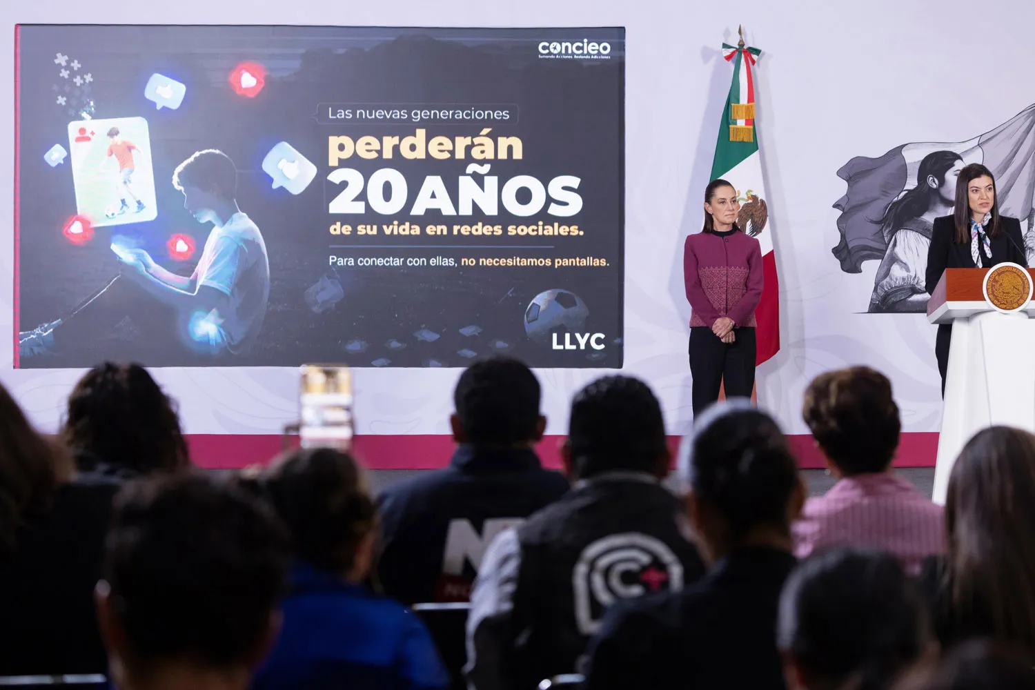 Sheinbaum llama a padres a regular redes sociales en menores; 71% lo apoya