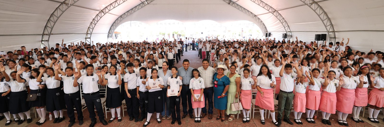 Jalpa de Méndez recibe 1,755 tabletas para secundarias
