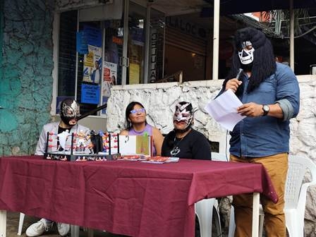 Luchadores y mediadores de lectura llevan literatura al mercado de la Sierra 