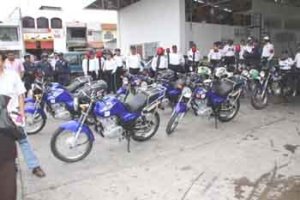 Entrega Angulo motocicletas  a SP y Tránsito en Paraíso