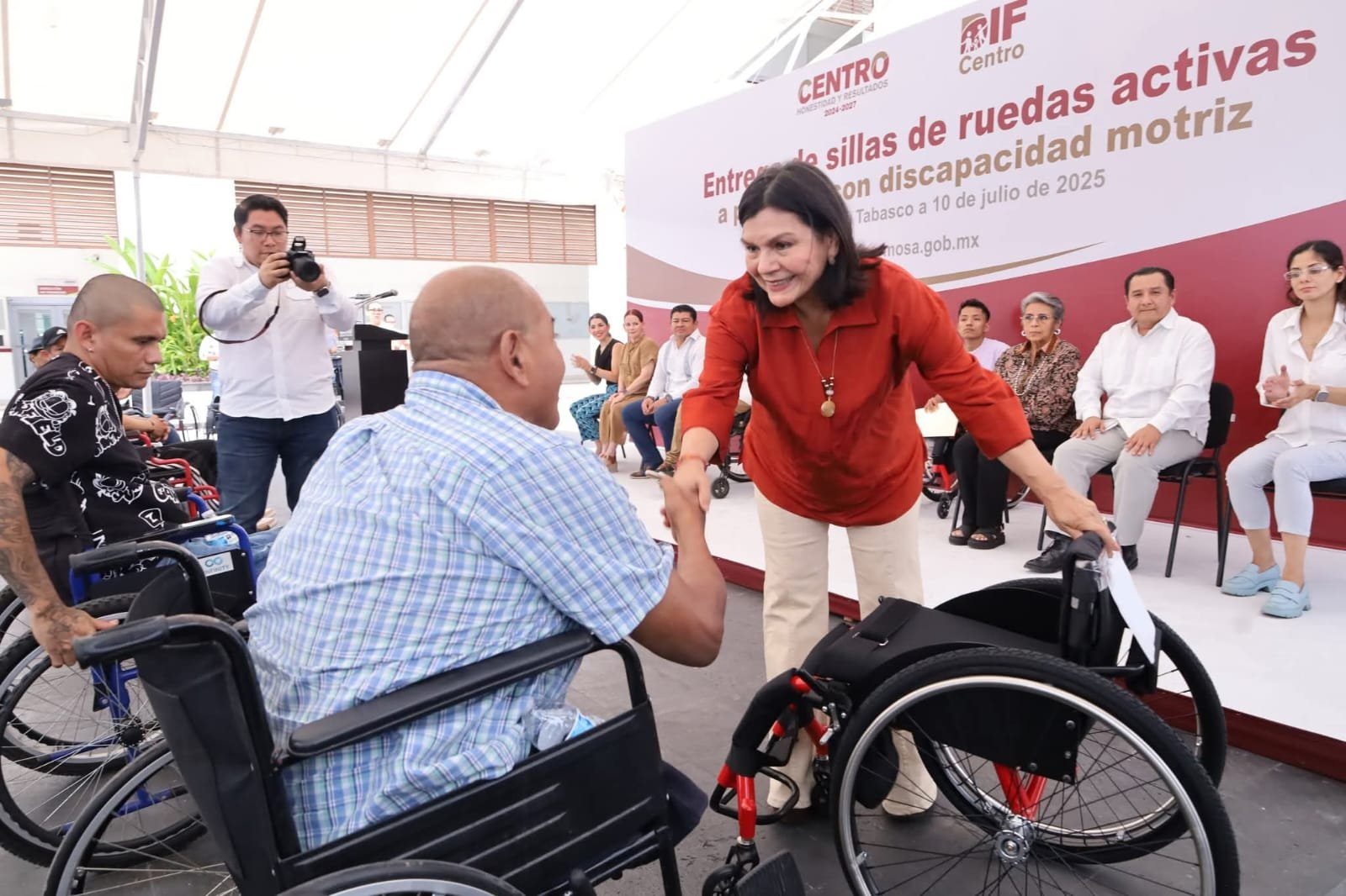 Entrega Yolanda Osuna sillas de ruedas activas a jóvenes adultos con discapacidad