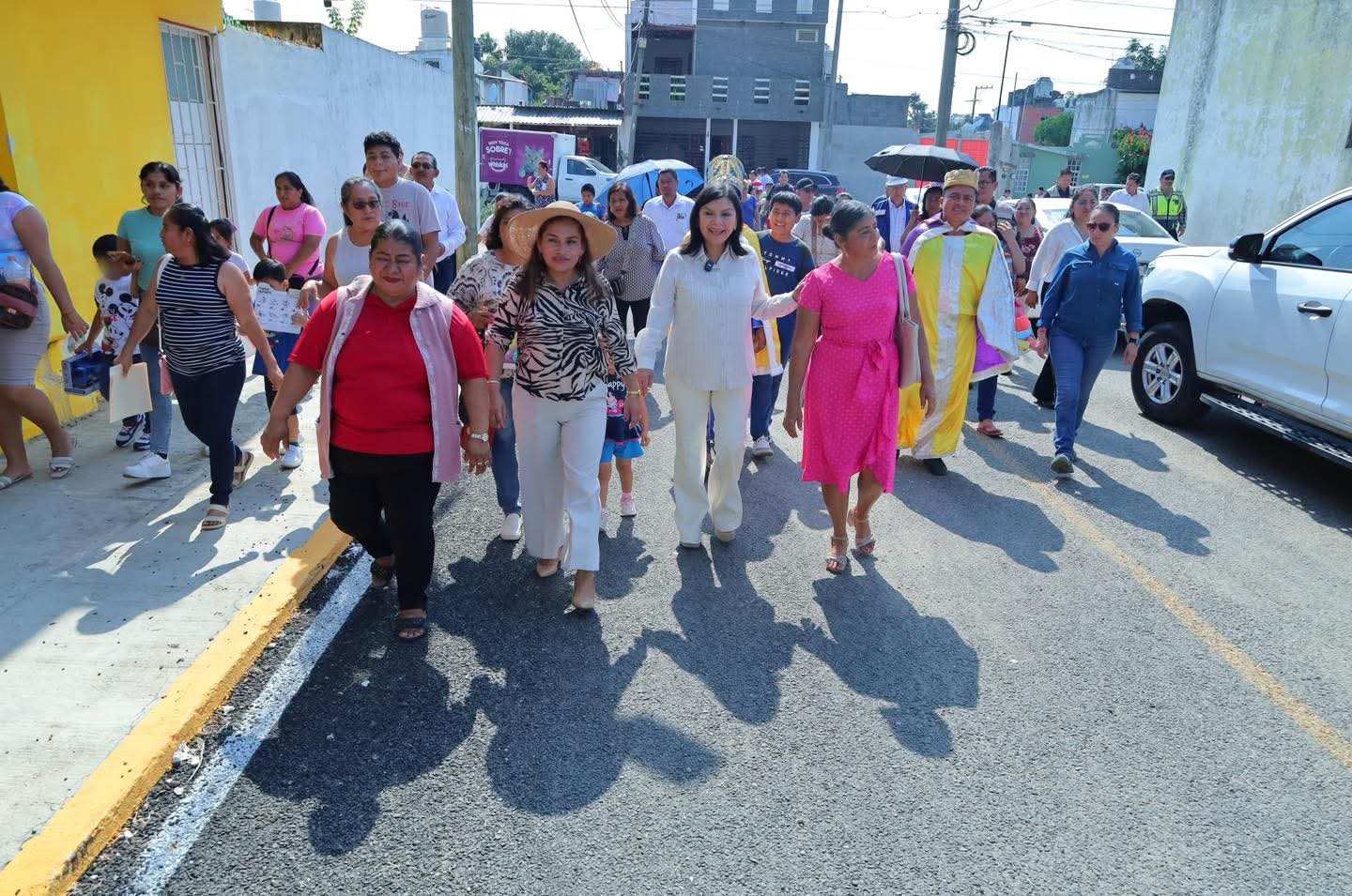 Yolanda Osuna cumple pavimentación en Miraflores y Medellín