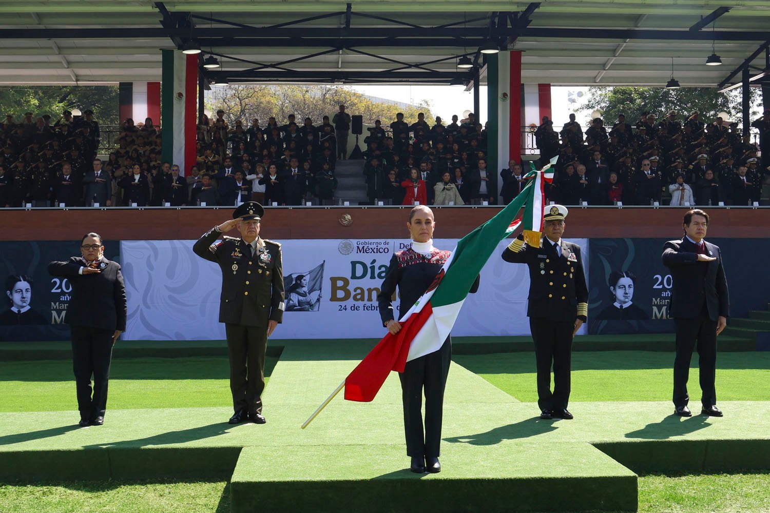 Sheinbaum encabeza ceremonia por Día de la Bandera