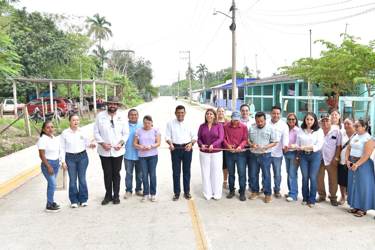 Entregan obras de calles y drenaje en C-41 de Huimanguillo