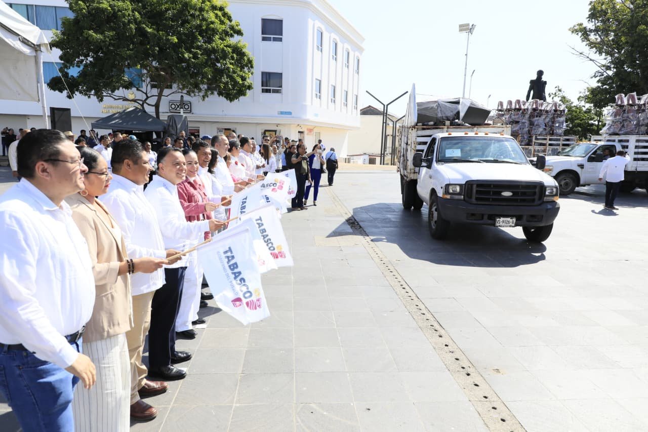 Entrega May mobiliario escolar: beneficiará a 11 mil estudiantes con inversión de 27 mdp