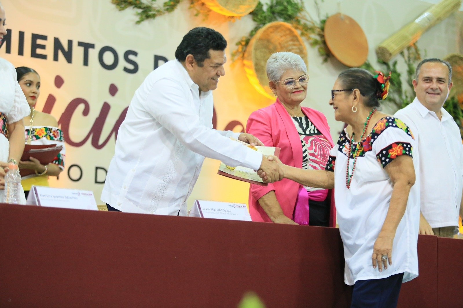 Javier May honra a docentes de Tabasco por décadas de servicio educativo