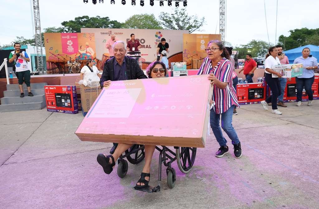 Celebra Gobierno del Pueblo a las mamás en la Feria con gran rifa