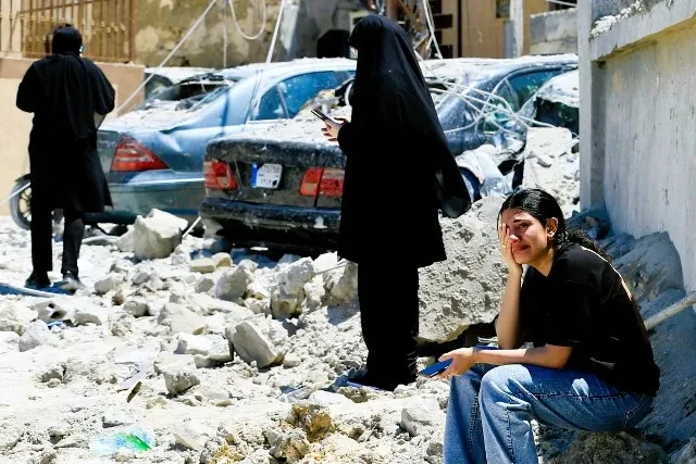 Irán cierra Ormuz y enfría diálogo nuclear con EU en Suiza