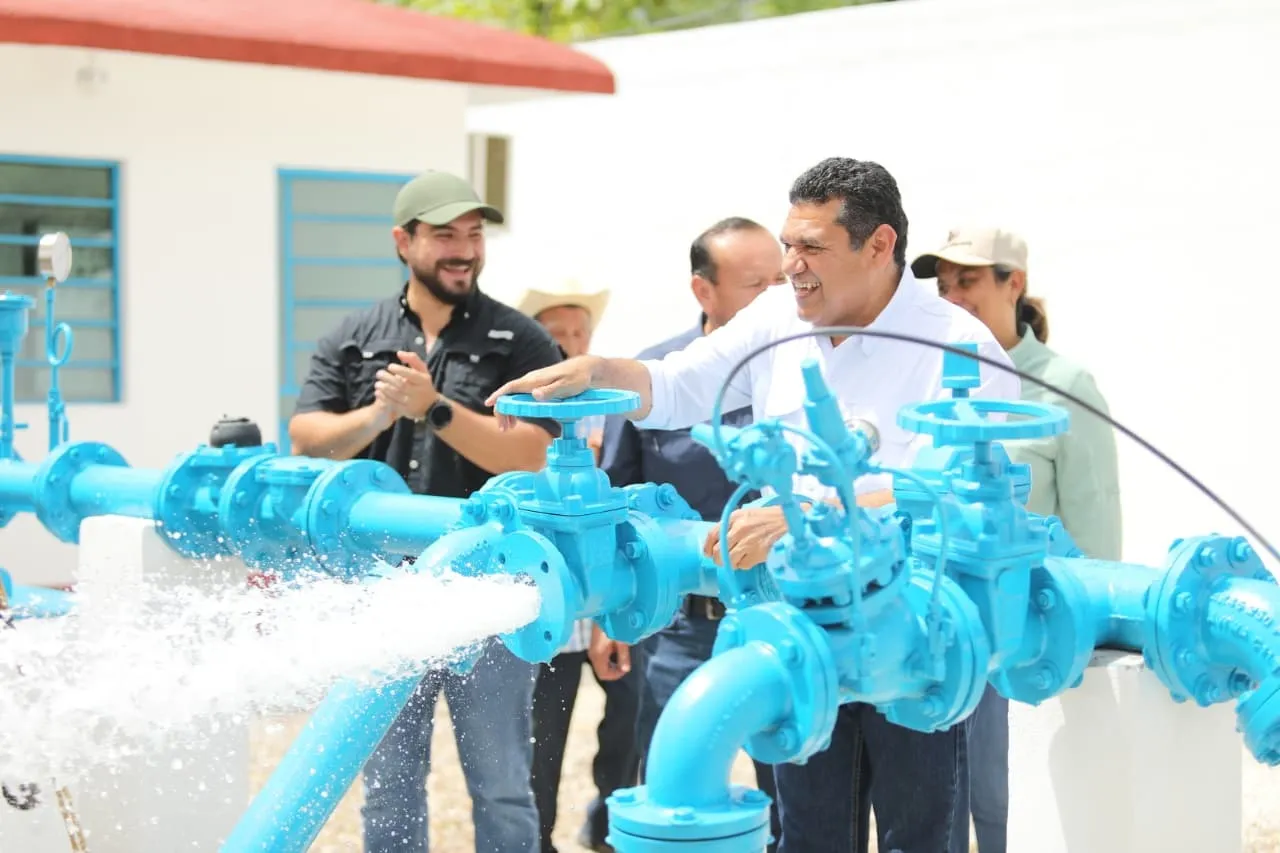 Javier May entrega pozo e inicia colector de aguas residuales en Cárdenas