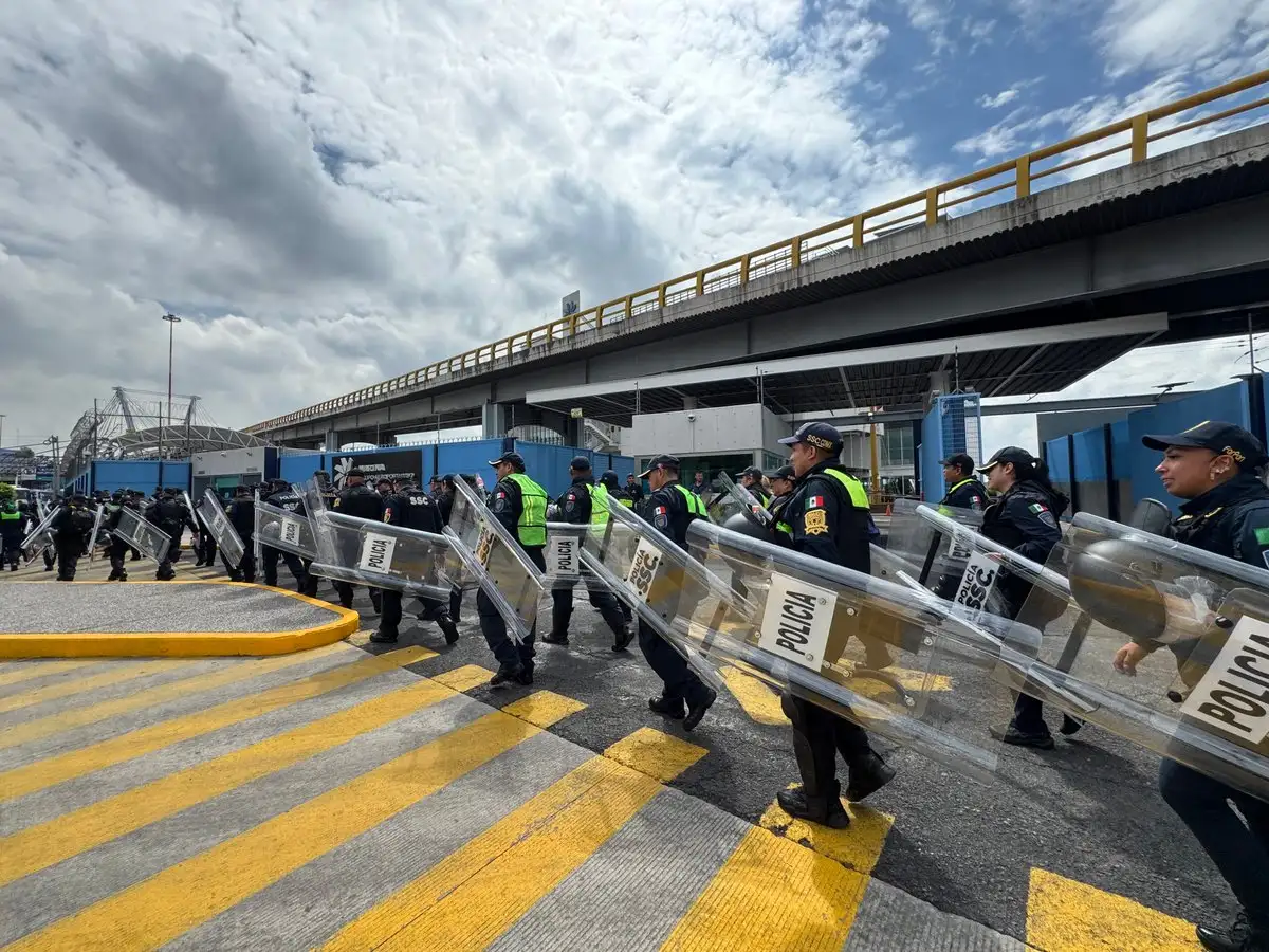 AICM restringe acceso por protestas de CNTE