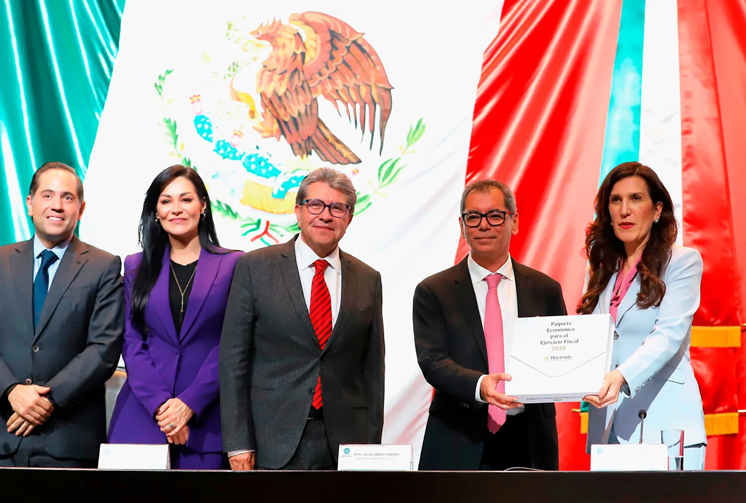 Kenia López Rabadán recibió el Paquete Económico 2026 en la Cámara de Diputados, de las manos del secretario de Hacienda, Édgar Amador Zamora