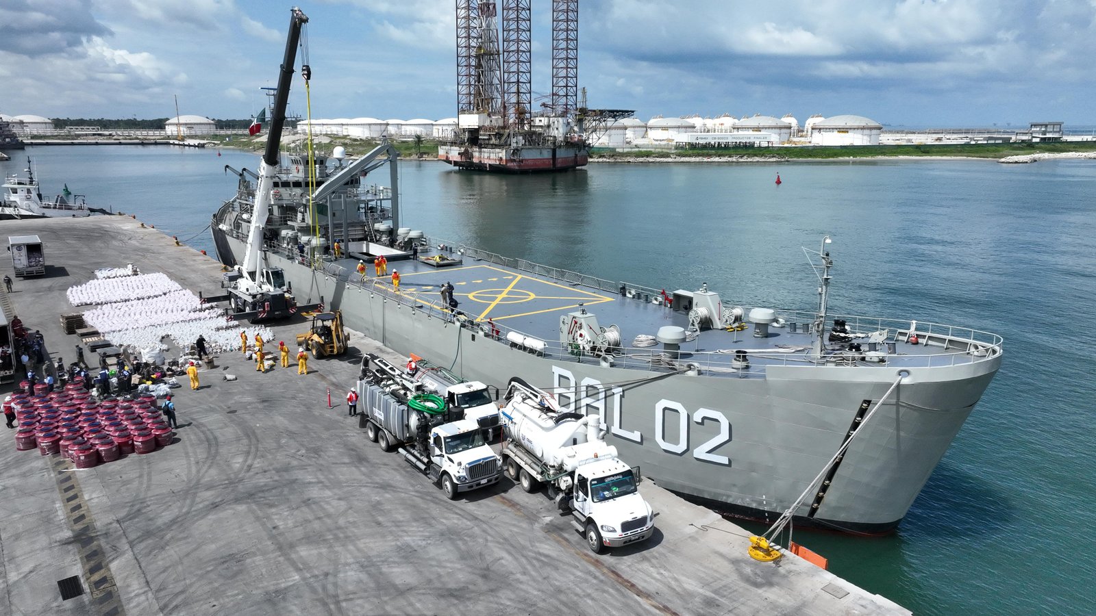 Tabasco solidario: Envía maquinaria pesada y 50 toneladas de ayuda humanitaria a Veracruz