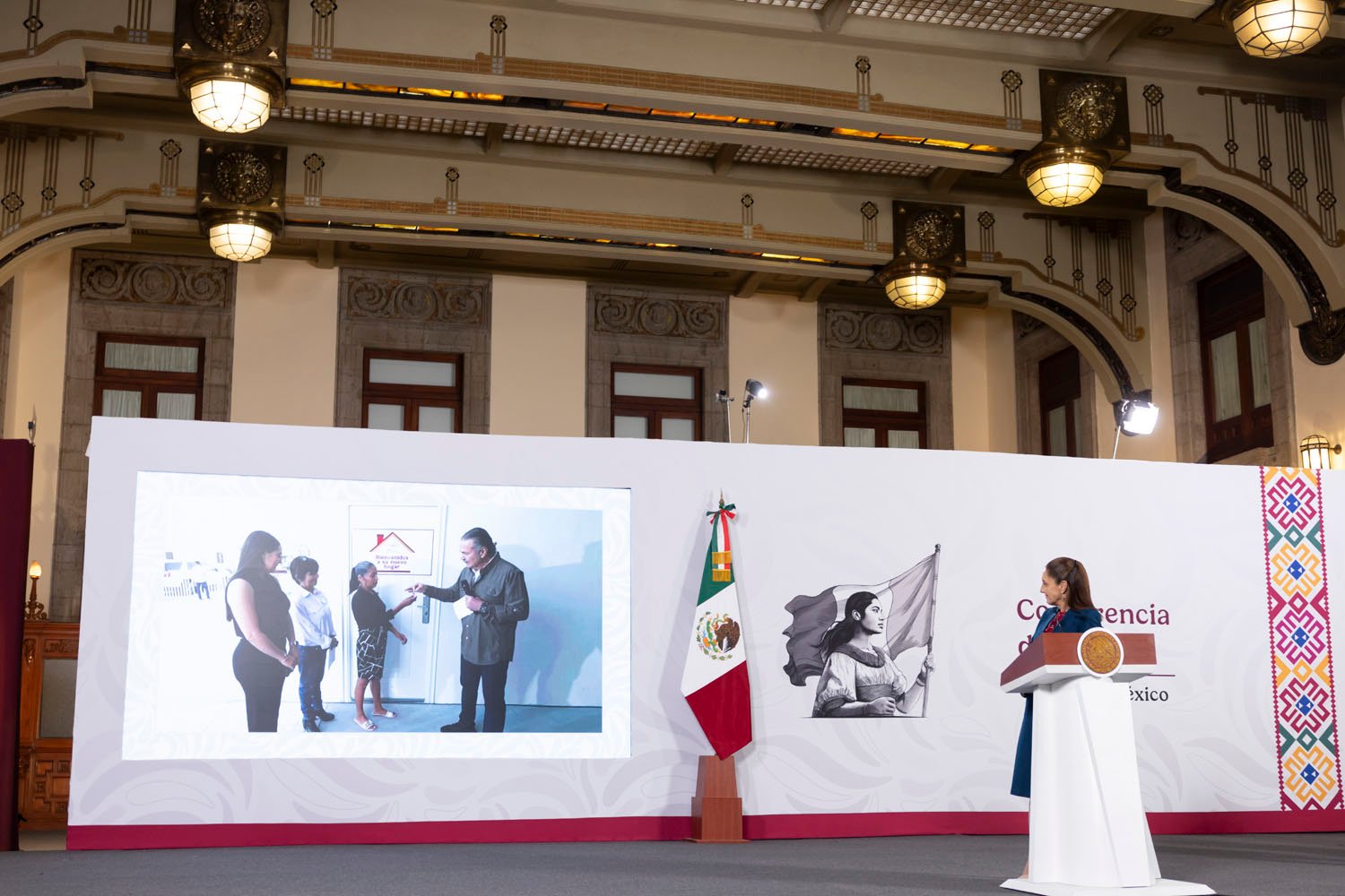 Sheinbaum entrega viviendas en Colima