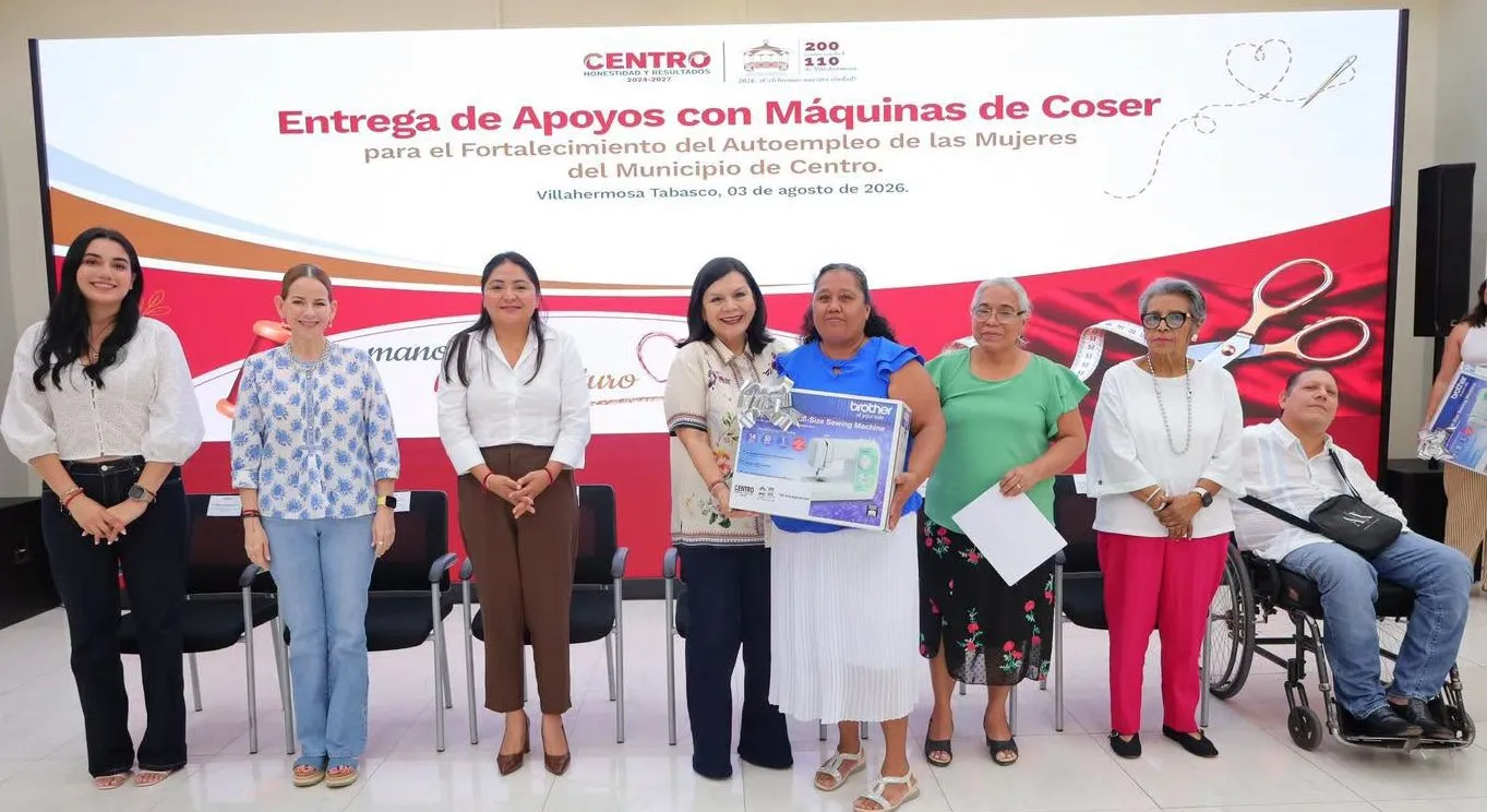 Entrega Yolanda Osuna máquinas de coser a mujeres para fortalecer el autoempleo