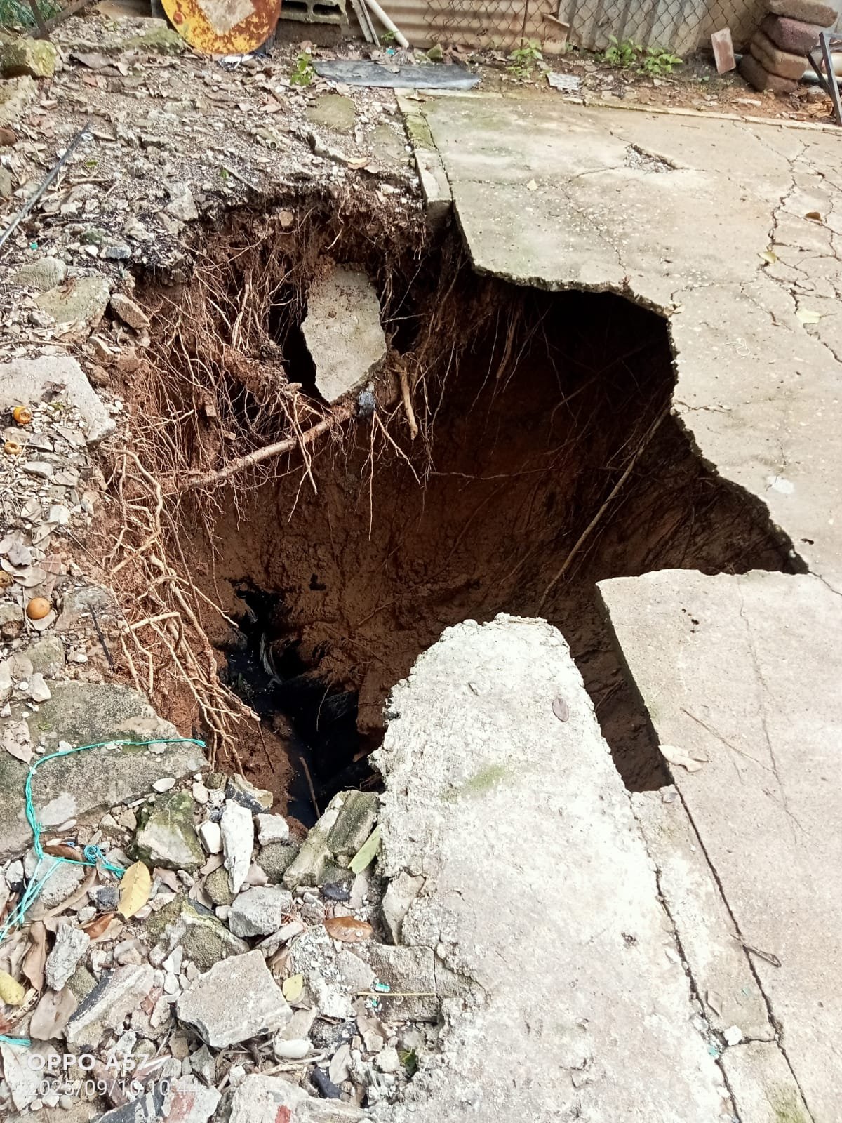 Una ruptura en un tubo de aguas negras es la causa del hundimiento