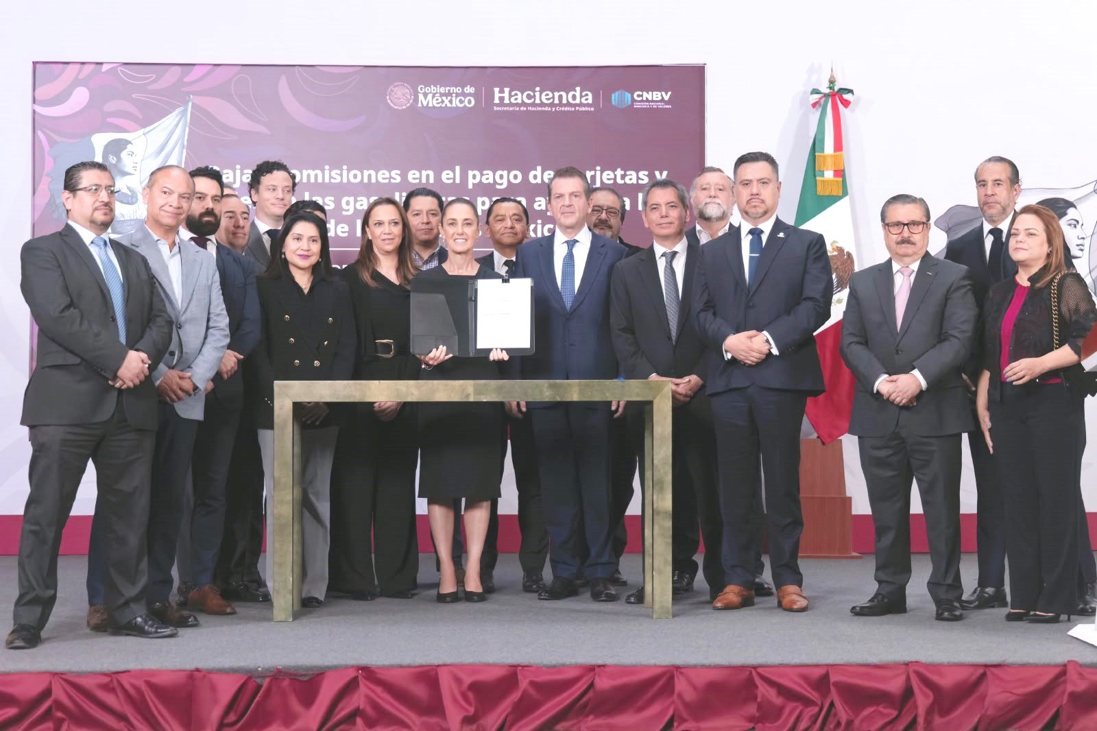 Sheinbaum reduce comisiones en pagos de combustible