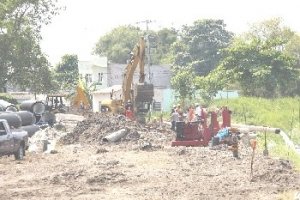 Gestiona Angulo construcción de red de  drenaje sanitario ante Pemex en Paraíso